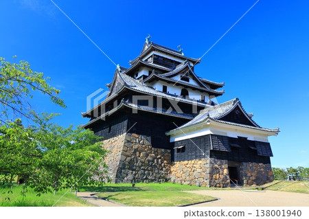 [Shimane Prefecture] Matsue Castle Tower (national treasure) on a clear day 138001940