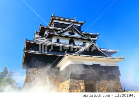 [Shimane Prefecture] Matsue Castle tower (national treasure) floating in a sea of clouds 138001943