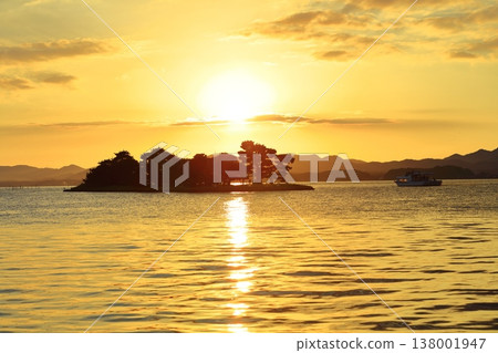 [Shimane Prefecture] Yomegashima Island and the sunset on Lake Shinji 138001947