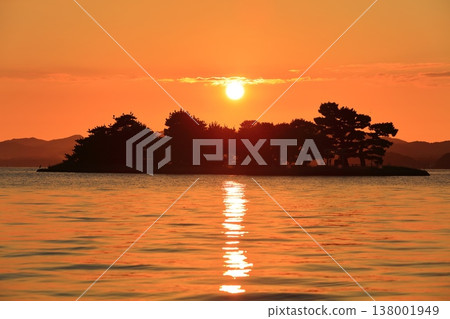 [Shimane Prefecture] Yomegashima Island and the sunset on Lake Shinji 138001949