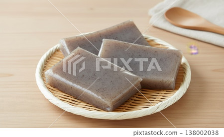 工匠精心製作的魔芋塊，靜靜地等待著被篩上去，等待著燉煮這道菜的到來。 138002038