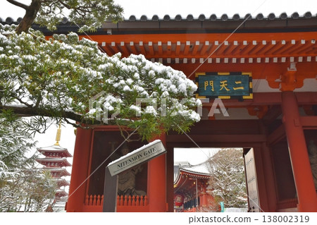 東京淺草寺二天門和雪中的五重塔 東京淺草寺二天門和雪中的五重塔 138002319