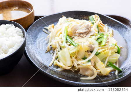 炒好吃的肉類蔬菜套餐 138002534