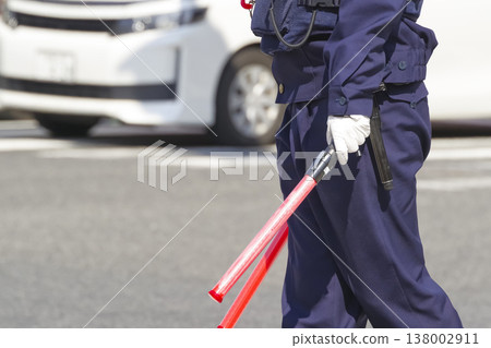 一名警察正在城市指揮交通。 一名警察正在城市指揮交通。 138002911