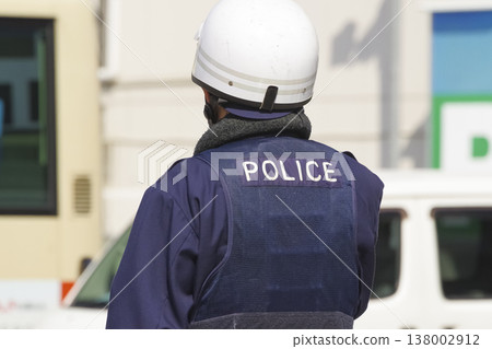 一名警察正在城市指揮交通。 一名警察正在城市指揮交通。 138002912