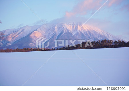Mount Iwate stands tall in the snow-covered plains. Mount Iwate stands tall in the snow-covered plains. 138003091