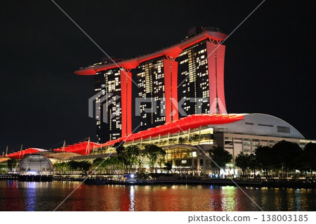 新加坡濱海灣金沙酒店，夜晚燈火輝煌 138003185
