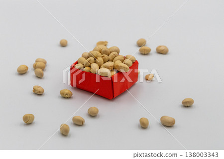 一幅節分撒豆圖，豆子如雨般落下，落在紅色的摺紙盒上，背景為白色。 138003343
