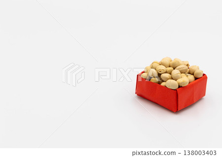 白色背景上的紅色摺紙盒裡裝著大豆，讓人聯想到節分節（撒豆節）的吉祥豆。 138003403