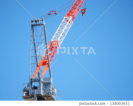 起重機延伸到藍天 起重機延伸到藍天 138003651