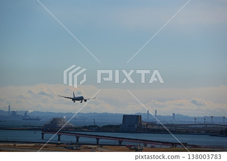 飛機降落在東京羽田機場 飛機降落在東京羽田機場 138003783