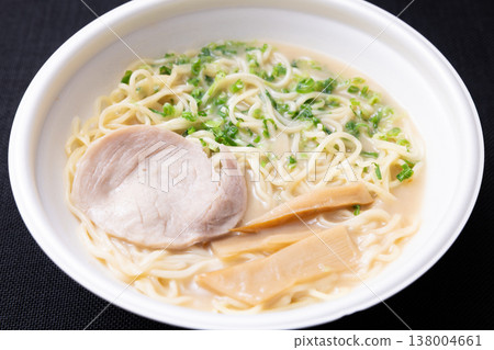 Delicious convenience store food: rich tonkotsu ramen 138004661