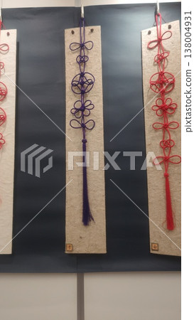 Fortune slip tying 138004931