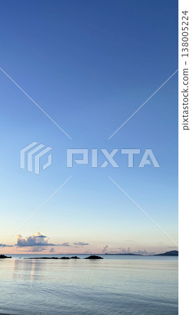 黃昏時的沖繩海，暮色中寧靜的熱帶海景－仲間海灘 138005224