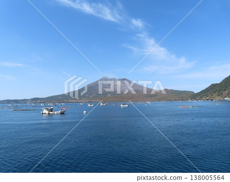 金古灣和櫻島的漁船漂浮在海面上 138005564