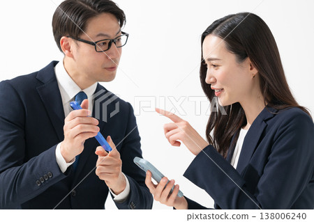 有智慧型手機的商人和女商人 有智慧型手機的商人和女商人 138006240