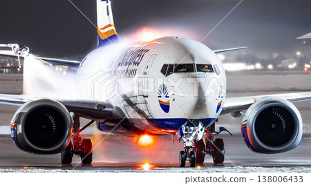 B737-800 being cleaned. B737-800 being cleaned. 138006433