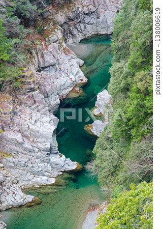 德島縣祖谷的壯麗景色:碧綠的祖谷河和高聳的懸崖(垂直構圖)。 德島縣祖谷的壯麗景色:碧綠的祖谷河和高聳的懸崖(垂直構圖)。 138006619