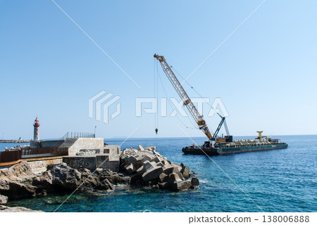 地中海的法國科西嘉島上,碧藍的海水清澈見底,海面上漂浮著一台大型建築起重機。 地中海的法國科西嘉島上,碧藍的海水清澈見底,海面上漂浮著一台大型建築起重機。 138006888