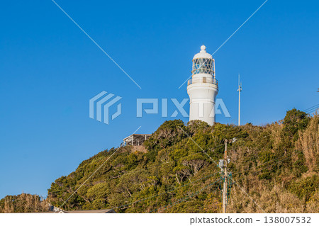 A white lighthouse stands out against the clear blue sky of Omaezaki City (Shizuoka Prefecture). A white lighthouse stands out against the clear blue sky of Omaezaki City (Shizuoka Prefecture). 138007532