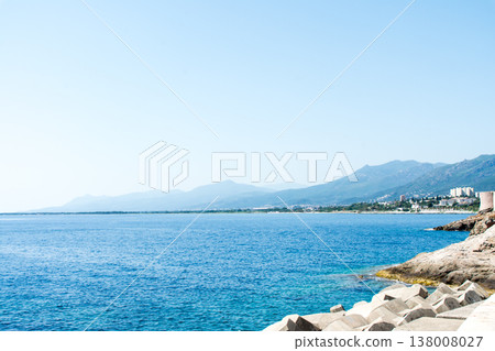 在陽光明媚的地中海法國科西嘉島上,碧藍的海水和嶙峋的海岸盡收眼底。 在陽光明媚的地中海法國科西嘉島上,碧藍的海水和嶙峋的海岸盡收眼底。 138008027