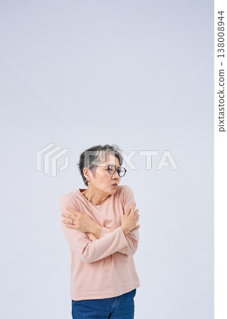 看起來身體不適的老婦人。 138008944