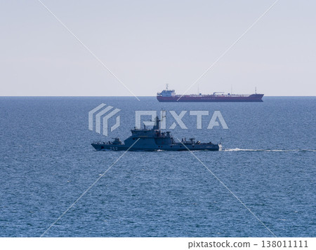 海上航行的軍艦(飛彈艇) 海上航行的軍艦(飛彈艇) 138011111