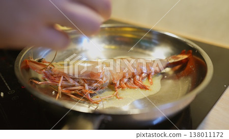 Careful frying of shellfish with aromatic flavors and skill 138011172