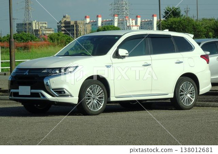 White SUV 138012681