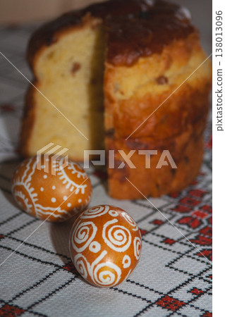 Traditional Ukrainian Easter bread and hand-painted Easter eggs 138013096