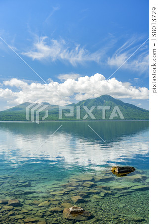 夏日晴空下的樽前岳、伏伏岳與支笏湖－千歲市 138013729