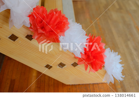Red and white crepe paper 138014661