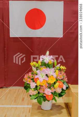 舞台上的日本國旗和鮮花擺設 138014668
