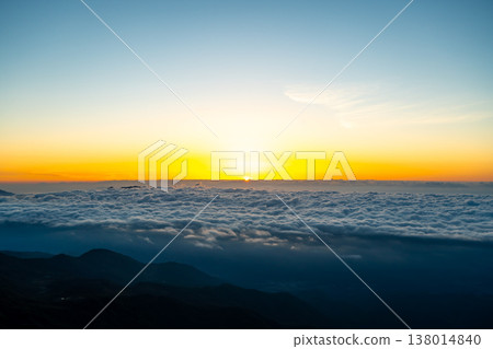 View of the sunrise and sea of clouds from Mt. Shirouma (magic hour) - Traverse from Mt. Shirouma to Mt. Yukikura in the Northern Alps View of the sunrise and sea of clouds from Mt. Shirouma (magic hour) - Traverse from Mt. Shirouma to Mt. Yukikura in the Northern Alps 138014840