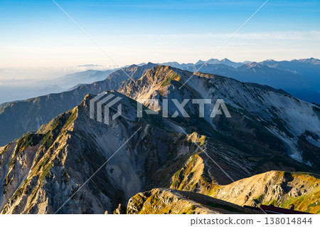 清晨從白馬山頂眺望白馬槍岳和釋刻岳(晨曦山)-白馬山橫穿至北阿爾卑斯山脈雪倉岳 清晨從白馬山頂眺望白馬槍岳和釋刻岳(晨曦山)-白馬山橫穿至北阿爾卑斯山脈雪倉岳 138014844