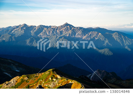 清晨從白馬山頂眺望劍山(晨曦山)-白馬山至雪倉山橫越路線,位於北阿爾卑斯山脈 清晨從白馬山頂眺望劍山(晨曦山)-白馬山至雪倉山橫越路線,位於北阿爾卑斯山脈 138014846