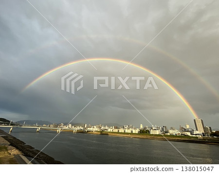 河流和城市上空出現了一道雙彩虹。 河流和城市上空出現了一道雙彩虹。 138015047