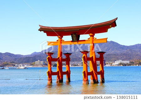 漂浮在海上的巨大朱紅色鳥居（嚴島神社） 138015111