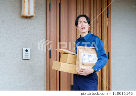 一位不在家的送貨司機很不高興。 一位不在家的送貨司機很不高興。 138015146