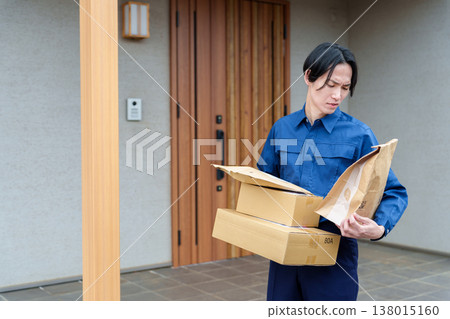 一位不在家的送貨司機很不高興。 138015160