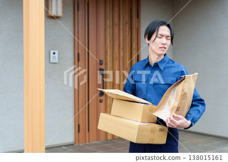 一位不在家的送貨司機很不高興。 一位不在家的送貨司機很不高興。 138015161