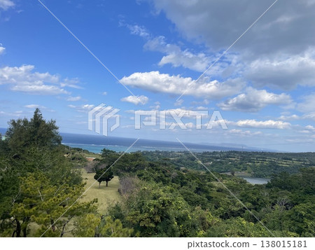 從山頂眺望碧海綠地,自然景觀充滿開闊感。 從山頂眺望碧海綠地,自然景觀充滿開闊感。 138015181