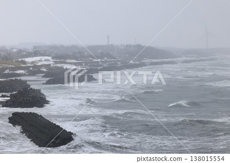 Sea of Japan in winter 138015554
