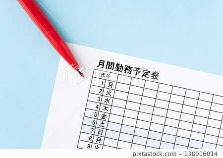 用紅筆在淺藍色背景上繪製的月度工作計劃表。 138016014