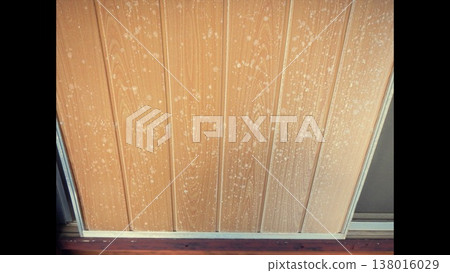 Dirt, cracks, contamination Dirt, cracks, contamination 138016029