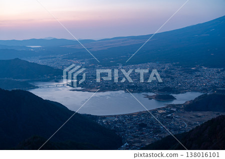從新道峠眺望山中湖和忍野町的晨曦景色 138016101