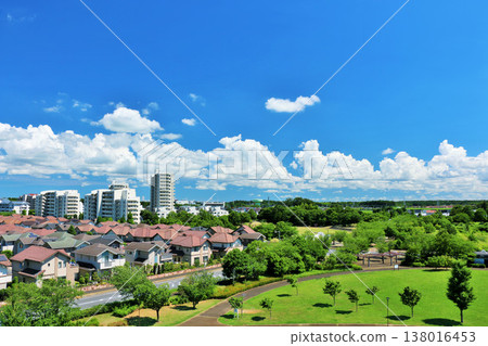 藍天城市景觀:新住宅區與公園風光 藍天城市景觀:新住宅區與公園風光 138016453