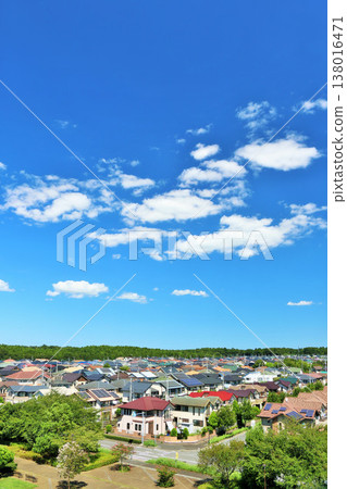 藍天城市景觀:新住宅區與公園風光 藍天城市景觀:新住宅區與公園風光 138016471