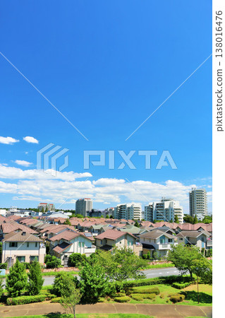 藍天城市景觀：新住宅區與公園風光 138016476