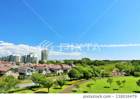 藍天城市景觀：新住宅區與公園風光 138016479